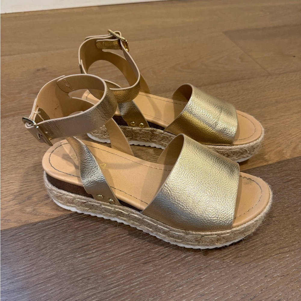 Women’s Soda Sandals Gold Size 7